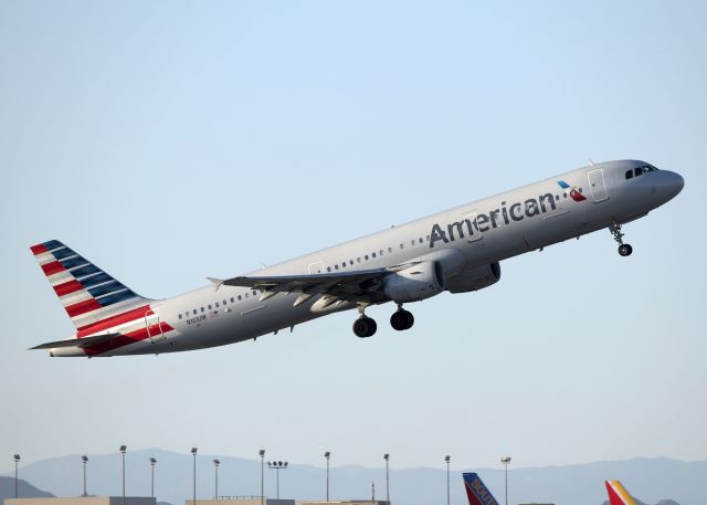 Airbus A321 (N161UW) - There was a crosswind on this day. This is the reason why the wing is dipped. 