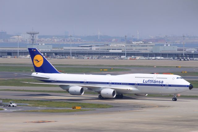 BOEING 747-8 (D-ABYT) - 羽田空港国際線ターミナルの展望デッキから撮影しました。br /レトロハンザかっこいいです。