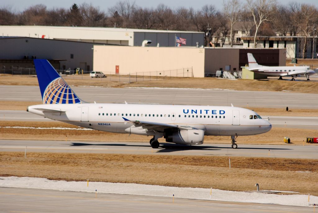 Airbus A319 (N854UA) - About to take off from runway 23 to ORD