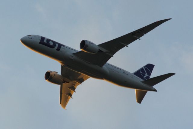 — — - Final approach over Long Island to JFK - 21L - May 25, 2014