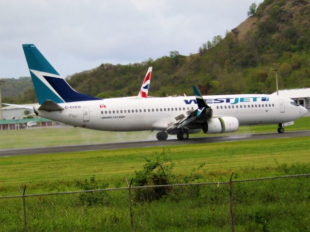 Boeing 737-800 (C-GXRW)