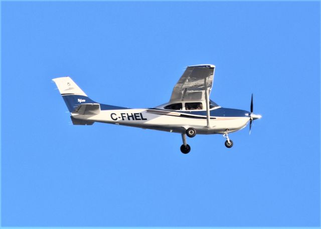 Cessna Skylane (C-FHEL) - C-FHEL Cessna Skylane 182-T survolant le fleuve St-Laurent à Lavaltrie QC. Le 24-10-2022 à 16:20