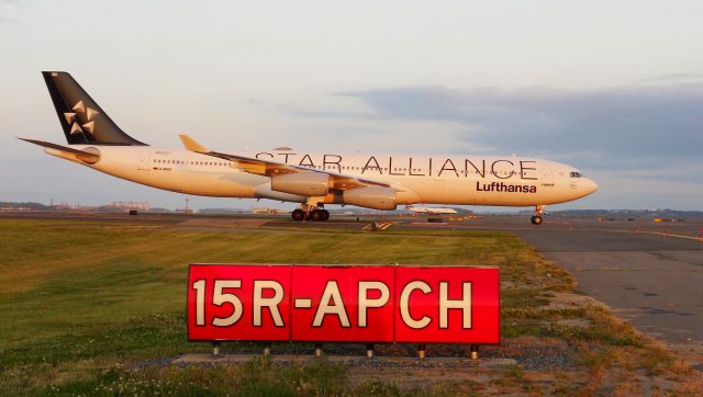 Airbus A340-300 (D-AIGC) - Lima to the Gate !