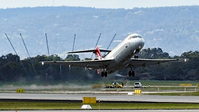 Fokker 100 (VH-NHM) - Fokker 100 Qantaslink VH-NHM runway 21 YPPH 030718.
