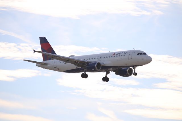 Airbus A320 (N335NW)