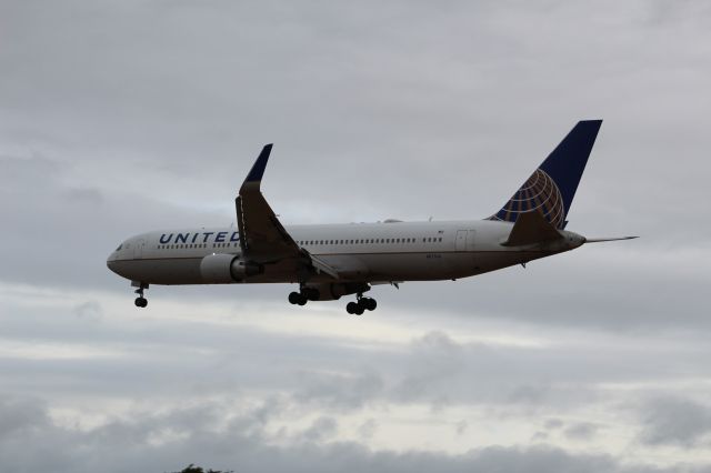 N673UA — - A United Airlines B767-300 on final approach into LHR, landing on runway 27L.br /br /Location: Myrtle Ave.br /Date: 31.07.22 (dd/mm/yy).