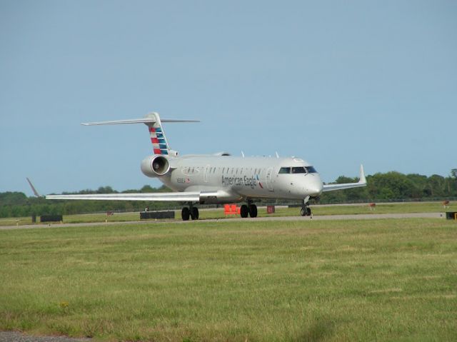 Canadair Regional Jet CRJ-700 (N530EA) - American Eagle CRJ 700 taxiing to RWY 05.