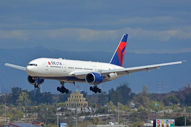 Boeing 777-200 (N864DA) - Delta Boeing 777-232 N864DA at Phoenix Sky Harbor on March 15, 2018.