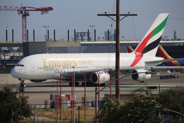 Airbus A380-800 (A6-EOM)