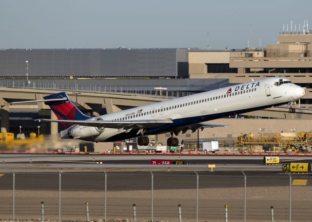 McDonnell Douglas MD-90 (N957DN)