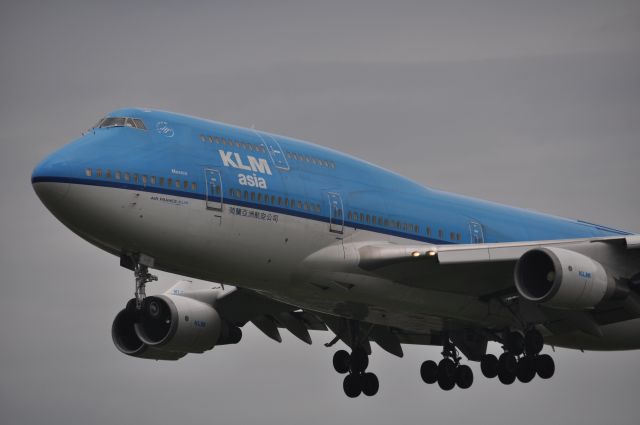 Boeing 747-400 (PH-BFM) - KLM flying giant B747-400 on final to ZUUU20R