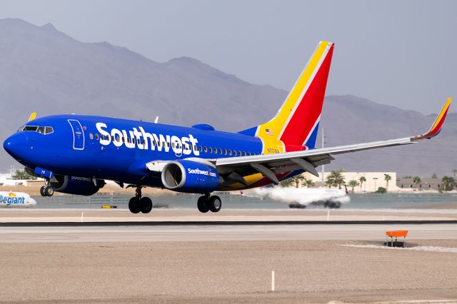 Boeing 737-700 (N771SA) - Floating its way into Sin City