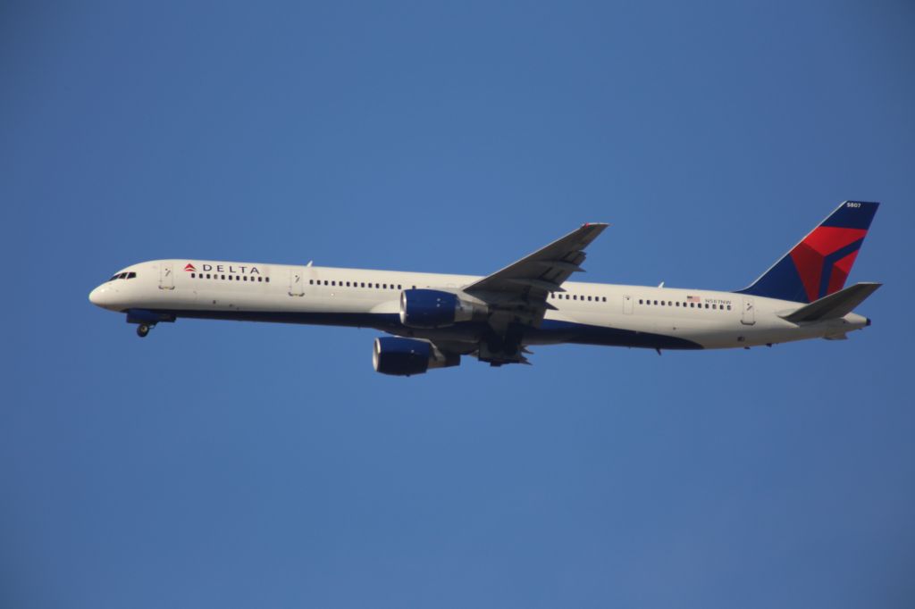 BOEING 757-300 (N587NW)