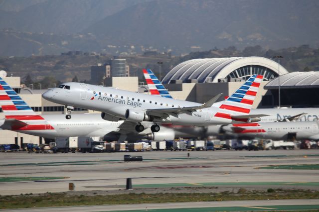 Embraer 175 (N214NN)