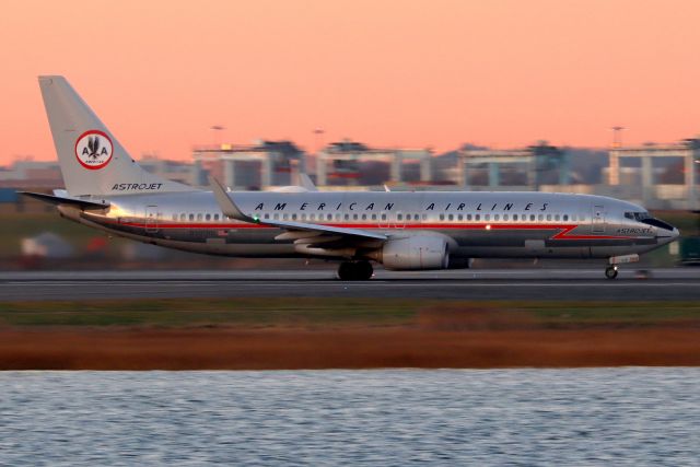 Boeing 737-800 (N905NN) - American's 'Astrojet' departing to Chicago just before sunrise