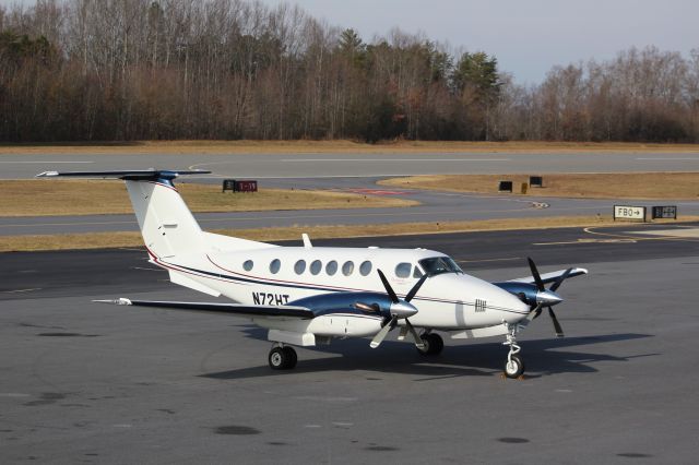 Beechcraft Super King Air 200 (N72HT)