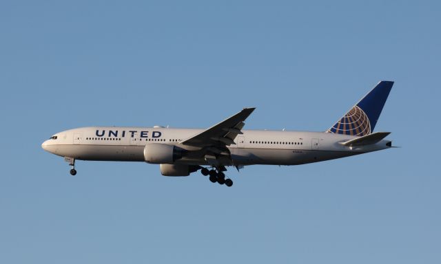 Boeing 777-200 (N768UA)