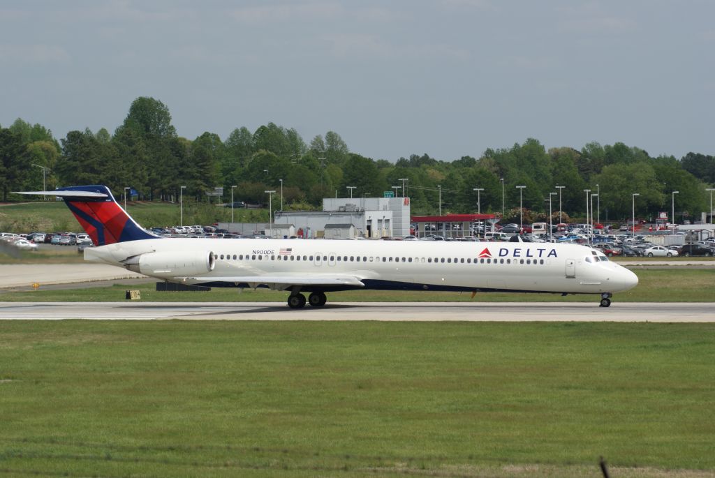 McDonnell Douglas MD-88 (N900DE)
