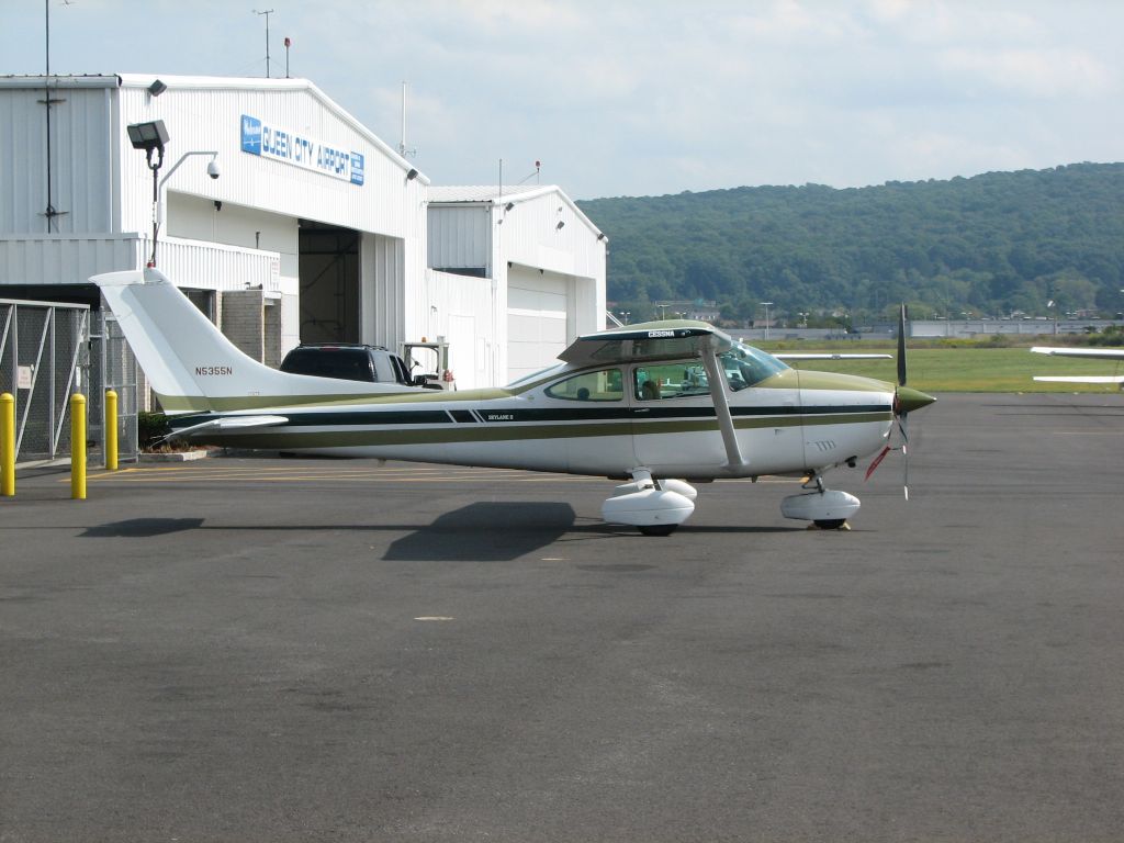 Cessna Skylane (N5355N) - A Cessna 182 at Queen City