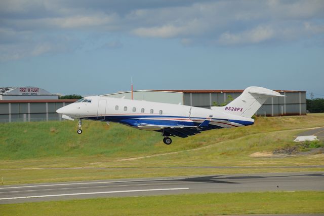 Bombardier Challenger 300 (N528FX)