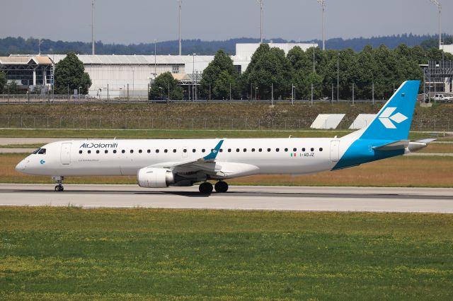 EMBRAER 195 (I-ADJZ)