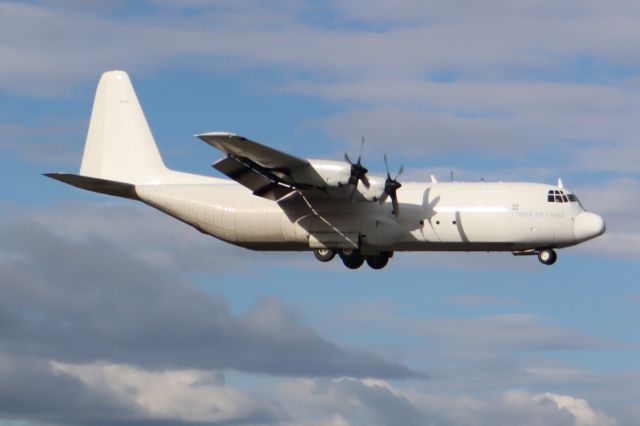 Lockheed C-130 Hercules (P4-LAS) - Landing midfield on 15-33