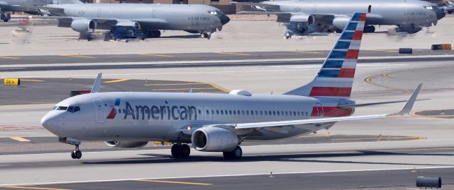 Boeing 737-700 (N812NN) - phoenix sky harbor international airport 07MAR20