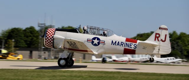 North American T-6 Texan (N98RJ) - On flightline