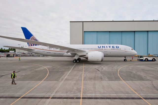 Boeing 787-8 (N20904) - 1st united dreamliner moving for test flight