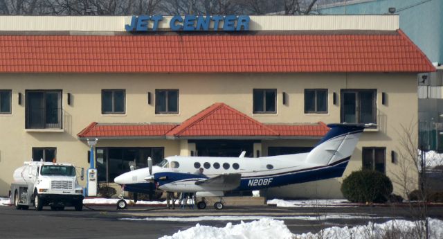 Beechcraft Super King Air 200 (N208F) - Prepping for departure is this 1981 Beechcraft Super King Air 200 in the Winter of 2022.