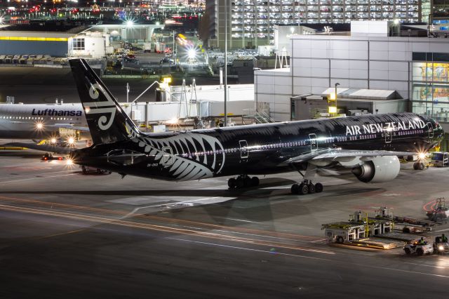 BOEING 777-300ER (ZK-OKQ)