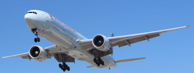 BOEING 777-300 (C-FNNQ)