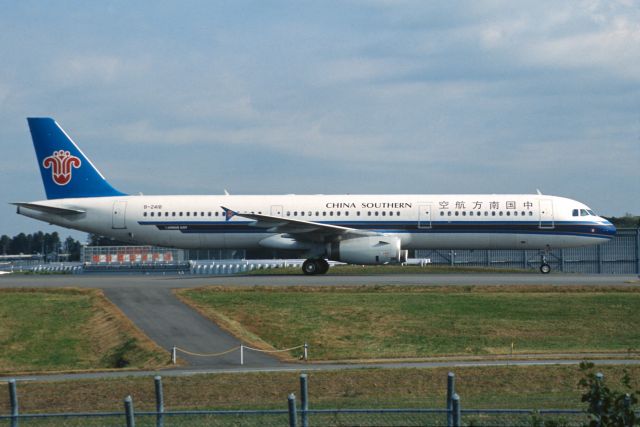 Airbus A321 (B-2418) - Taxing at Narita Intl Airport on 2005/11/13