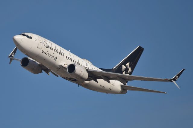 Boeing 737-700 (N13720) - 28-R Departure on 12-21-20