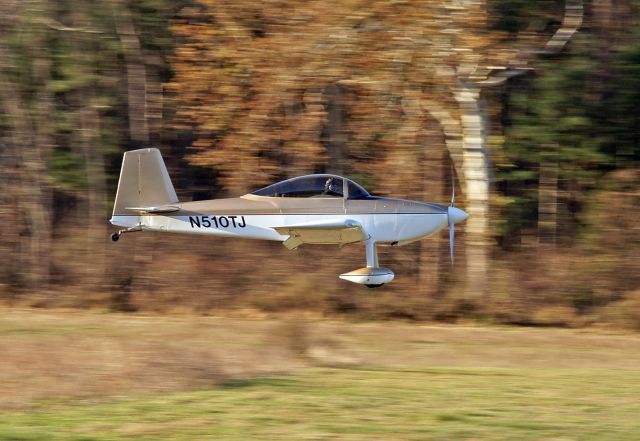 Vans RV-8 (N520TJ) - Photographer Alex Davidson at the approach end of 07 while I was doing circuits in the pattern. 