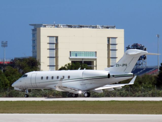 Bombardier Challenger 300 (ZS-JPO)