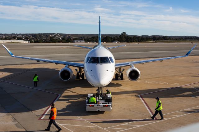 Embraer 175 (N194SY)