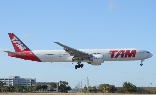 BOEING 777-300 (PT-MUB)