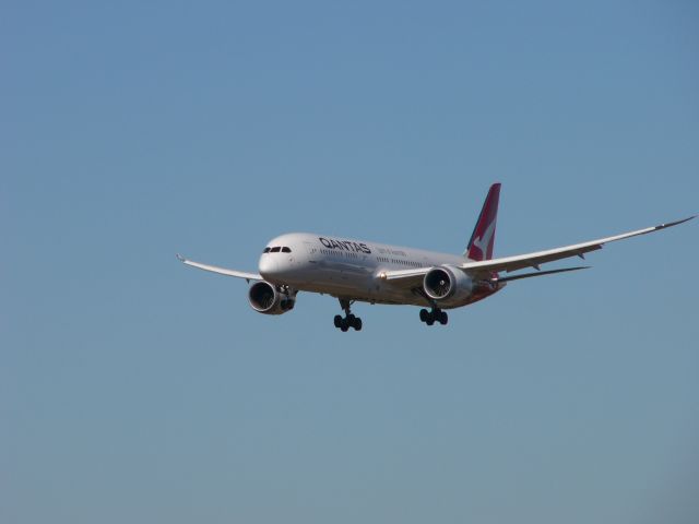 Boeing 787-9 Dreamliner (VH-ZNC) - Qantas 787-9 Dreamliner landing at Perth captured from the public viewing deck