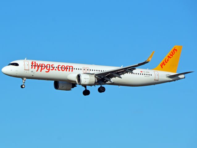 Airbus A321neo (TC-RFB) - RWY22L