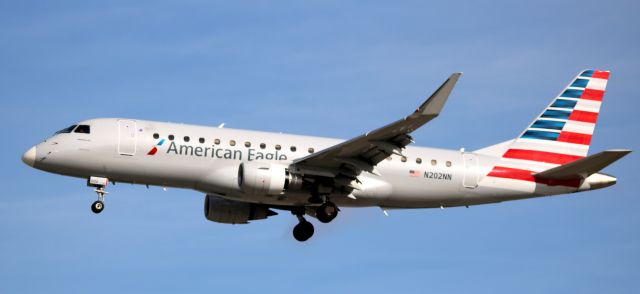 Embraer 175 (N202NN) - On Final 30R, from LAX   11-27-16