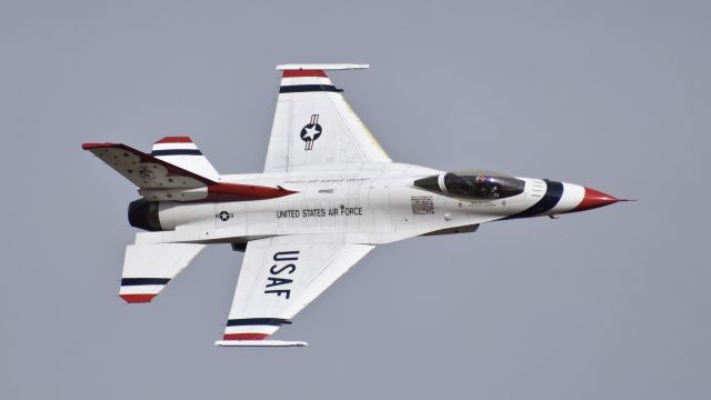 Lockheed F-16 Fighting Falcon — - General Dynamics F-16C Fighting Falcon assigned to the USAF Air Demonstration Squadron "Thunderbirds"