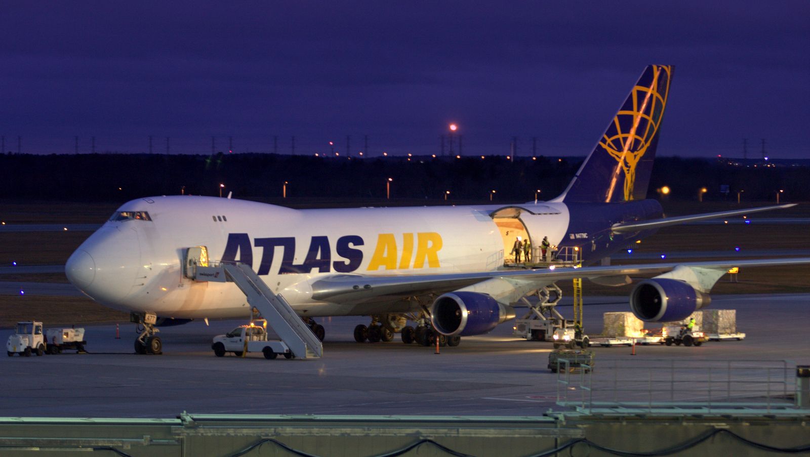 Boeing 747-400 (N477MC) - Giant 5319 loading up at the Hangar 11