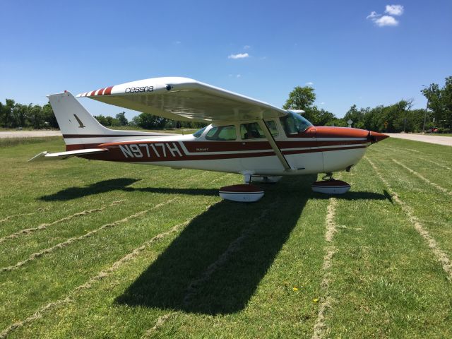 Cessna Skyhawk (N9717H) - Beaumont Hotel: tie up in front of 1800s railroad hotel