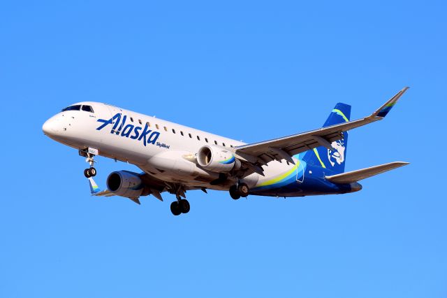 Embraer 175 (N174SY)