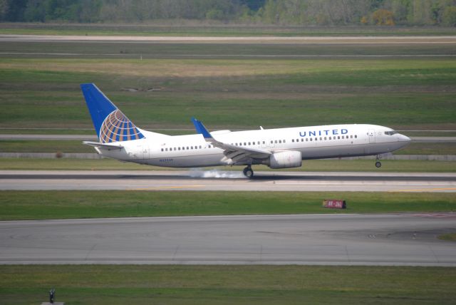 Boeing 737-700 (N27239) - 3/19/2016: United Boeing 737-824 landing on Runway 8R at KIAH. 