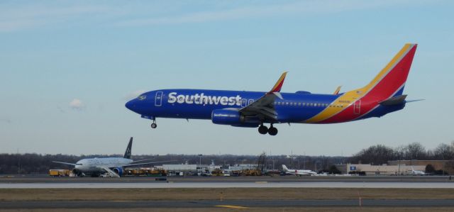 Boeing 737-800 (N8669B) - About to touch down is this 2015 Southwest Airlines Boeing 737-8H4 in the Winter of 2023.