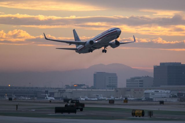 Boeing 737-700 (N953AN) - Morning take off from LAX.