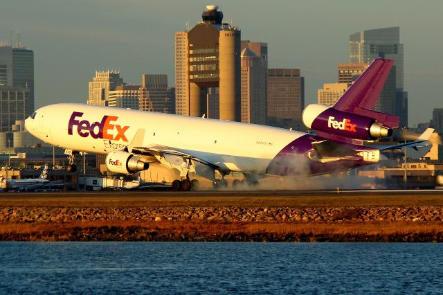 Boeing MD-11 (N620FE) - FDX 1710 from Indianapolis with a smokey landing on 22L