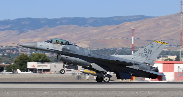 Lockheed F-16 Fighting Falcon (92-3906) - F-16CM Fighting Falcon 92-3906br /USAF Viper Demo Team ...br /Call: "Viper Two"br /Touching down on 17L.